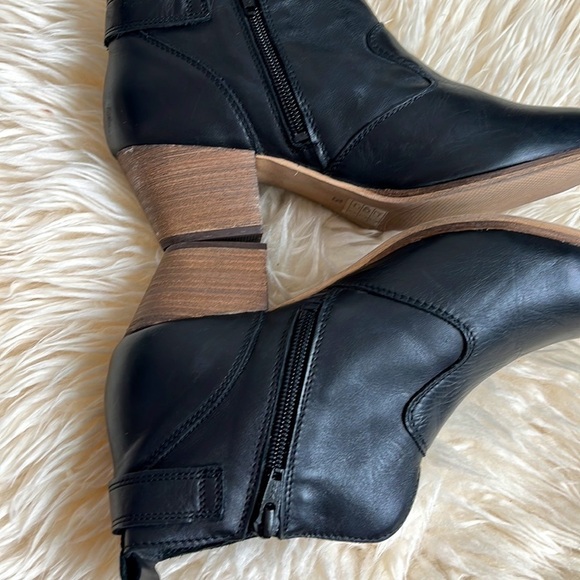 🆕 ALDO BLACK LEATHER ANKLE BOOTS WITH GOLD METAL ON THE TIP SIZE 8.5 - Picture 5 of 11